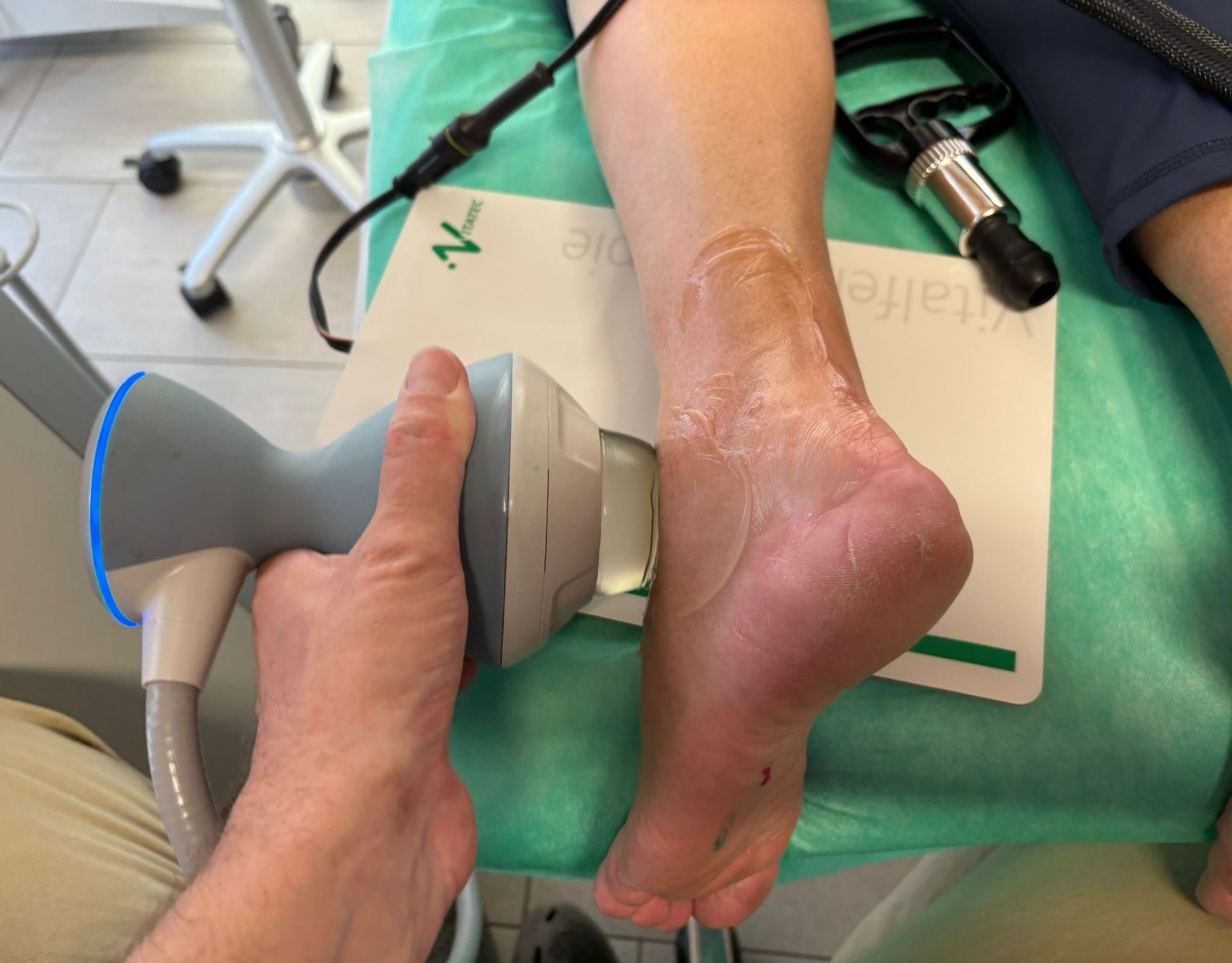 Eine Person lässt ihren Fuß von einem Arzt untersuchen