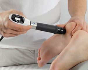 Eine Person verwendet ein Gerät zur Fußmassage