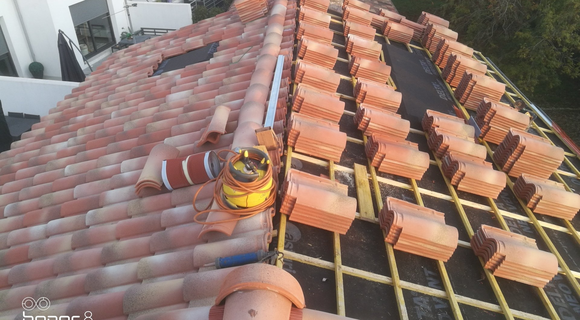 Photo de travaux de pose de tuiles