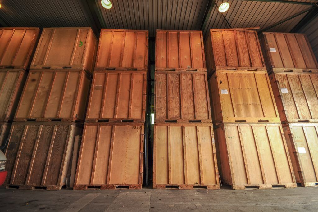 Garde-meubles dans des box en bois