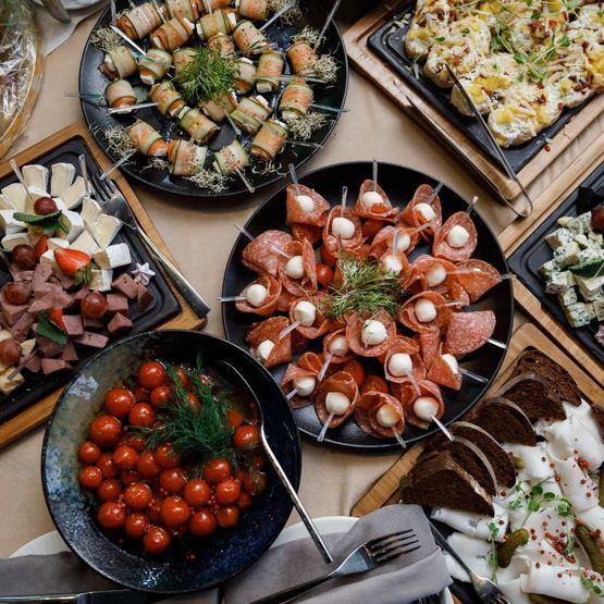 Una mesa cubierta con platos de comida y utensilios.