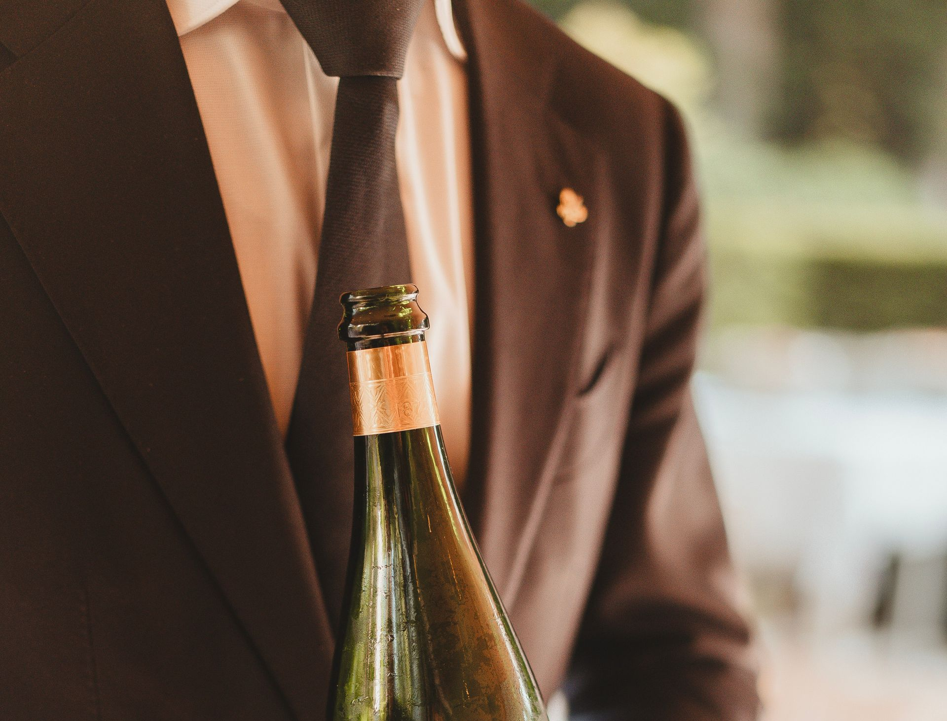 Een gastronomisch dessert in de vorm van een paddenstoel, met een chocoladekapje en een bolletje karamel op een bedje van groene cakekruimels.