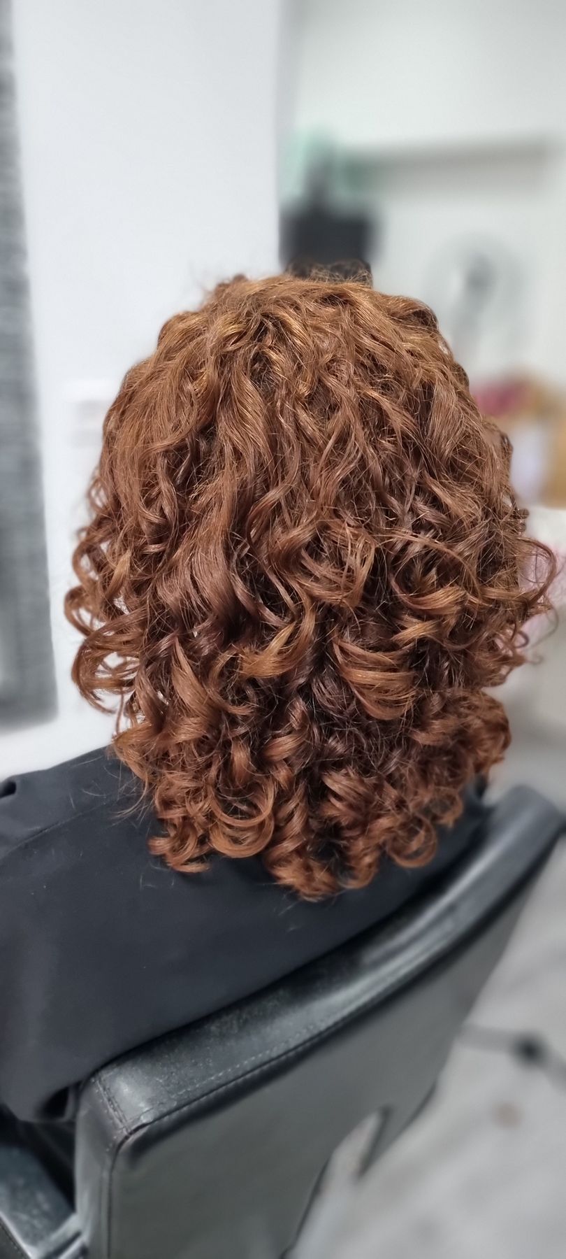 Vista desde atrás de una melena corta y ondulada, a la altura de los hombros