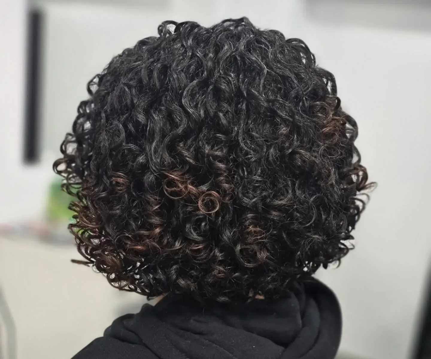 La parte posterior de la cabeza de una persona que muestra un peinado corto