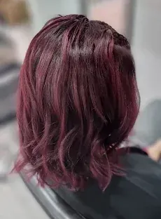 Vista desde atrás de una melena corta y ondulada, a la altura de los hombros