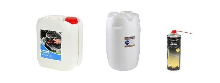 Valkoinen suorakaiteen muotoinen kannu, valkoinen lieriömäinen tynnyri ja musta aerosolisuihkepurkki rivissä.