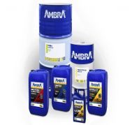 Ryhmä erikokoisia sinisiä muoviastioita ja metallirumpuja, joissa kaikissa on Ambran tuotemerkin logo.