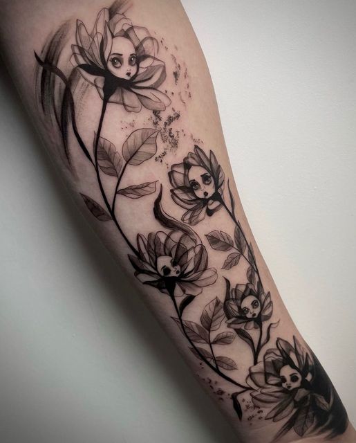 Un tatuaje en blanco y negro de flores y hojas en el brazo de una persona.