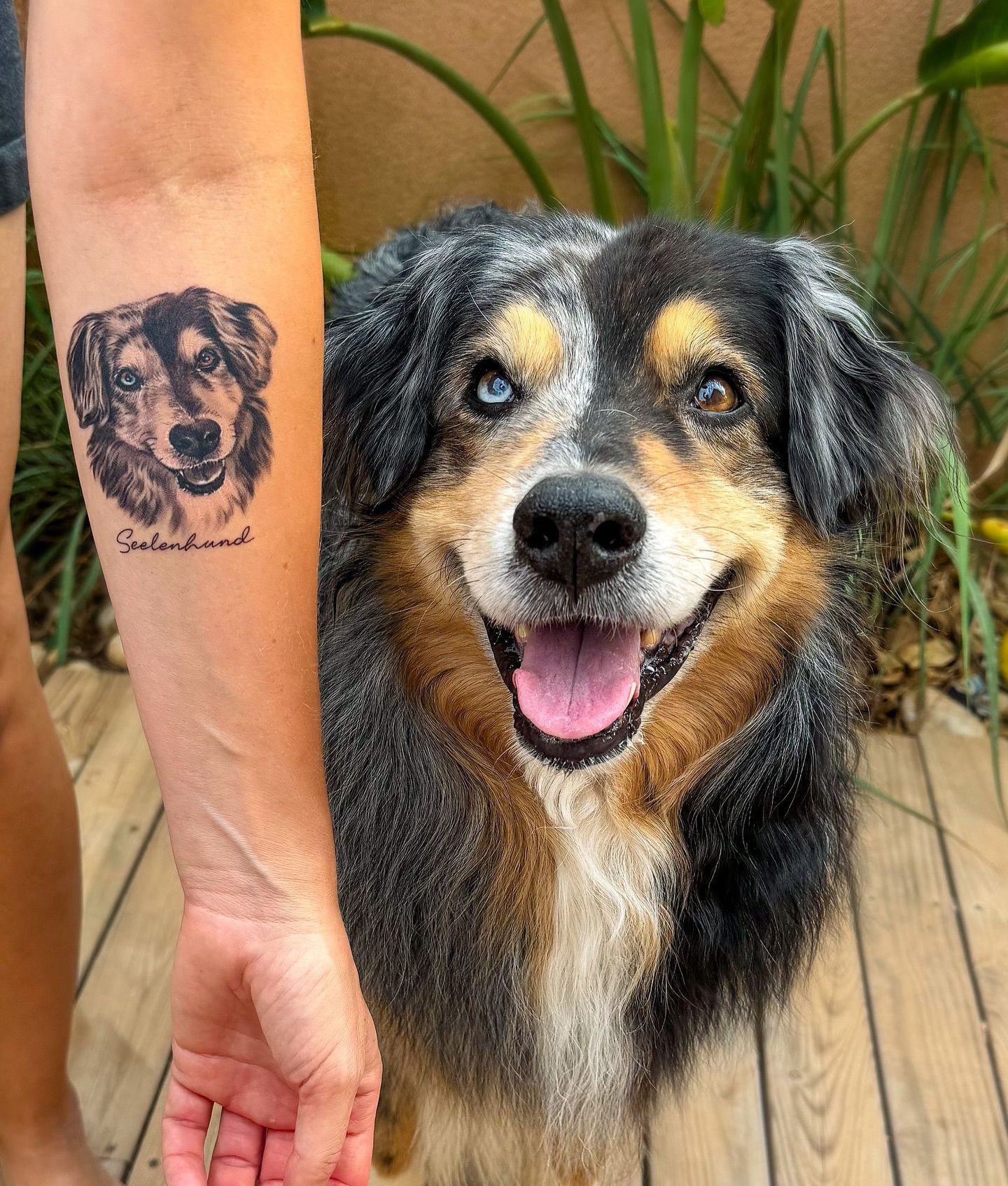 Una persona tiene un tatuaje de la cara de su perro en el brazo.