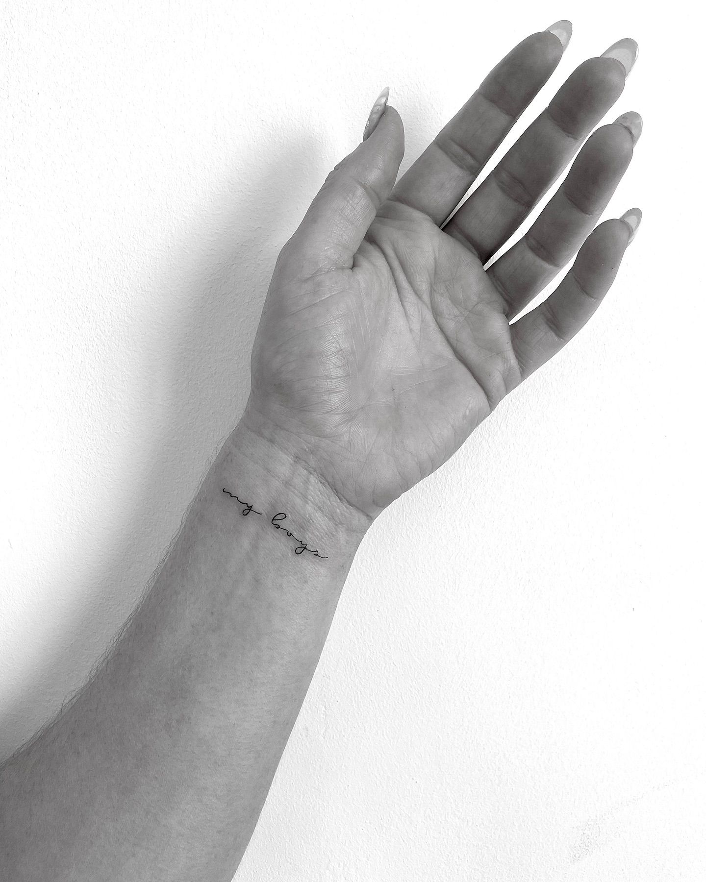 Una mujer tiene un pequeño tatuaje en su muñeca.