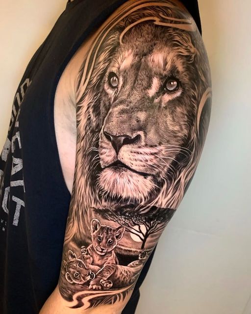 Un hombre tiene un tatuaje de un león en su brazo.
