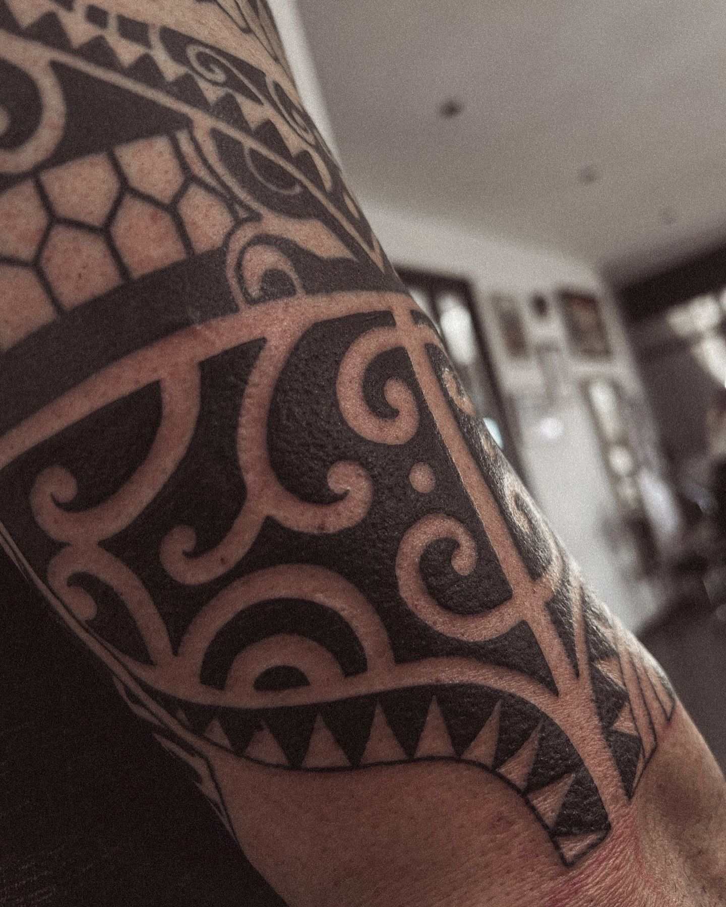 Un primer plano de un tatuaje en el brazo de un hombre.