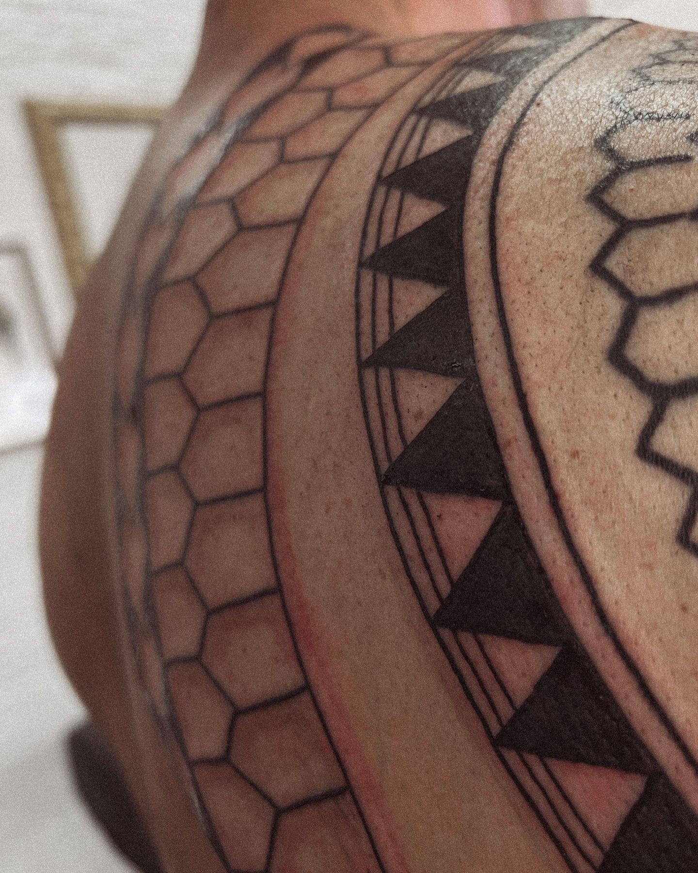 Un primer plano de un tatuaje en la espalda de una persona.