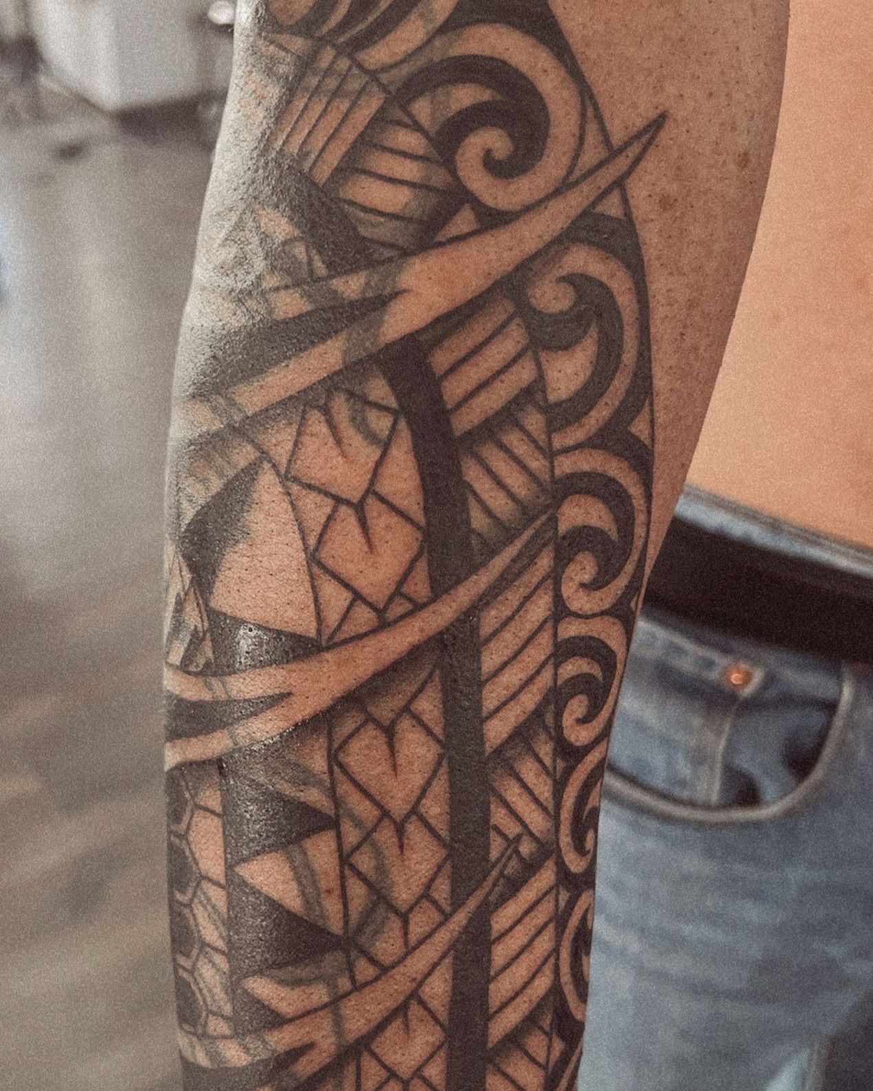 Un primer plano de un tatuaje en el brazo de un hombre.