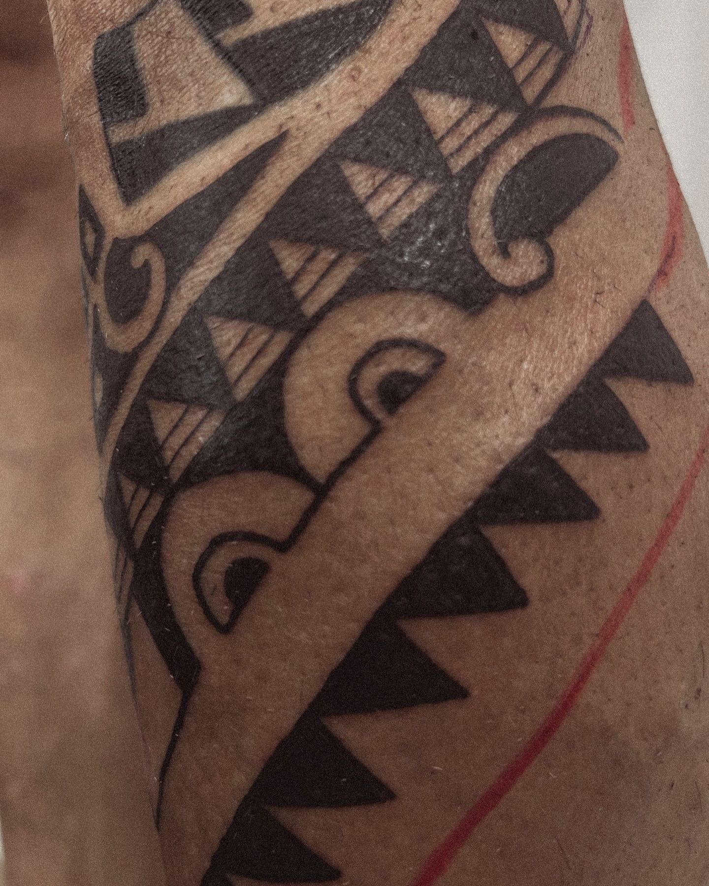 Un primer plano de un tatuaje en el brazo de una persona.