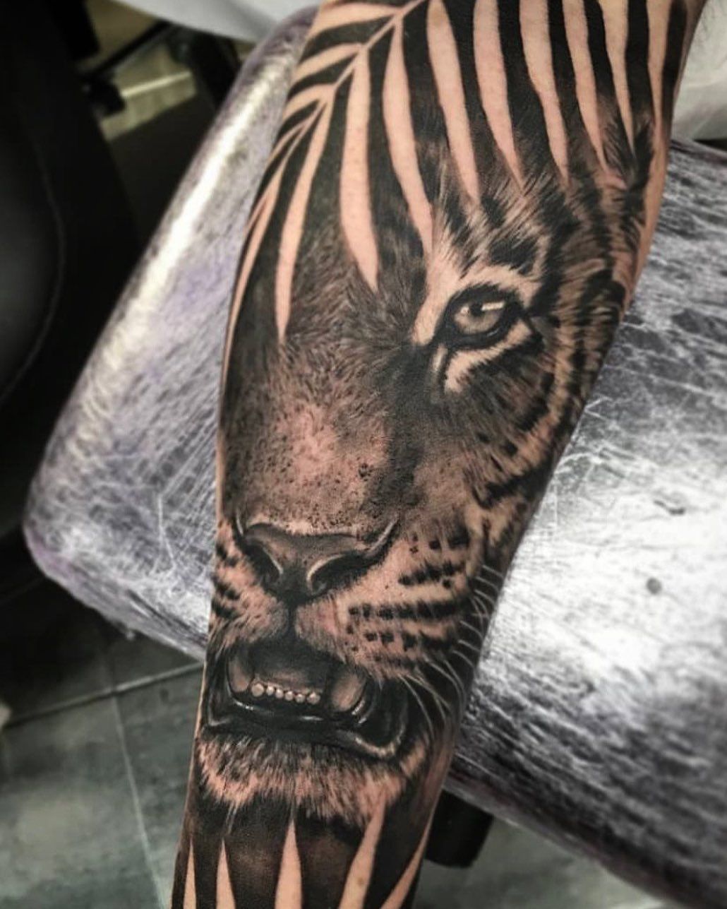 Una persona tiene un tatuaje de una cebra en el brazo.