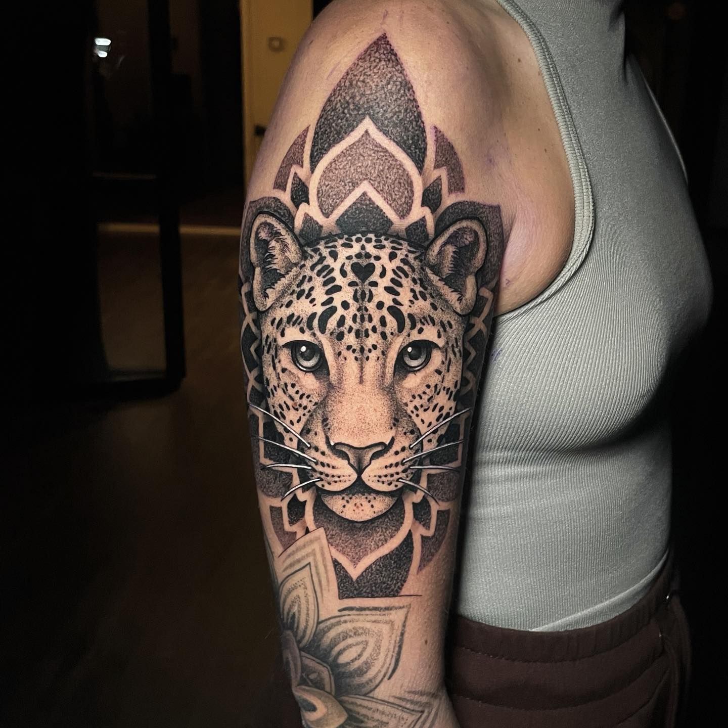 Una mujer tiene un tatuaje de un leopardo en su brazo.