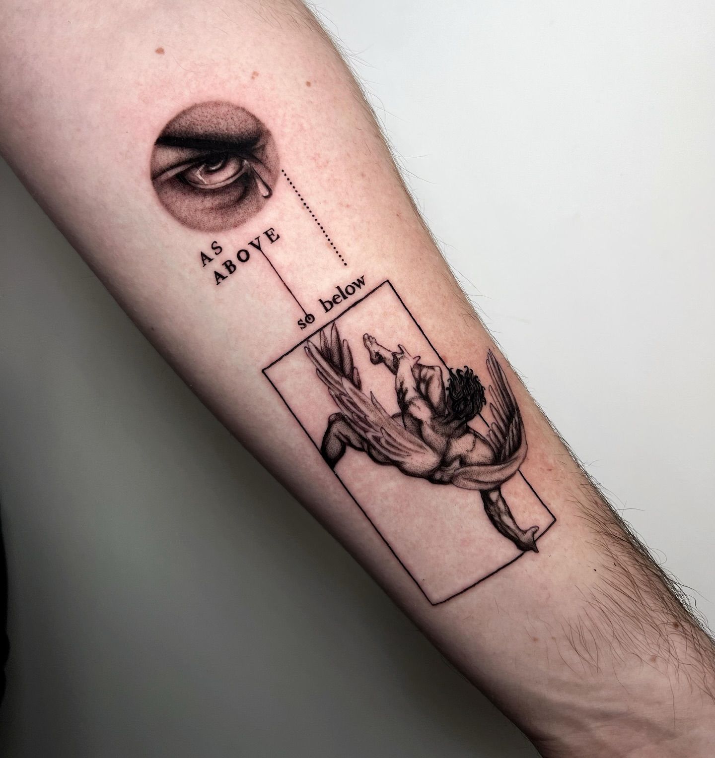 Un hombre tiene un tatuaje en el antebrazo que dice como es arriba es abajo