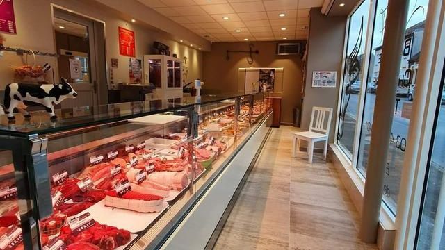 Une vitrine d'un boucher.