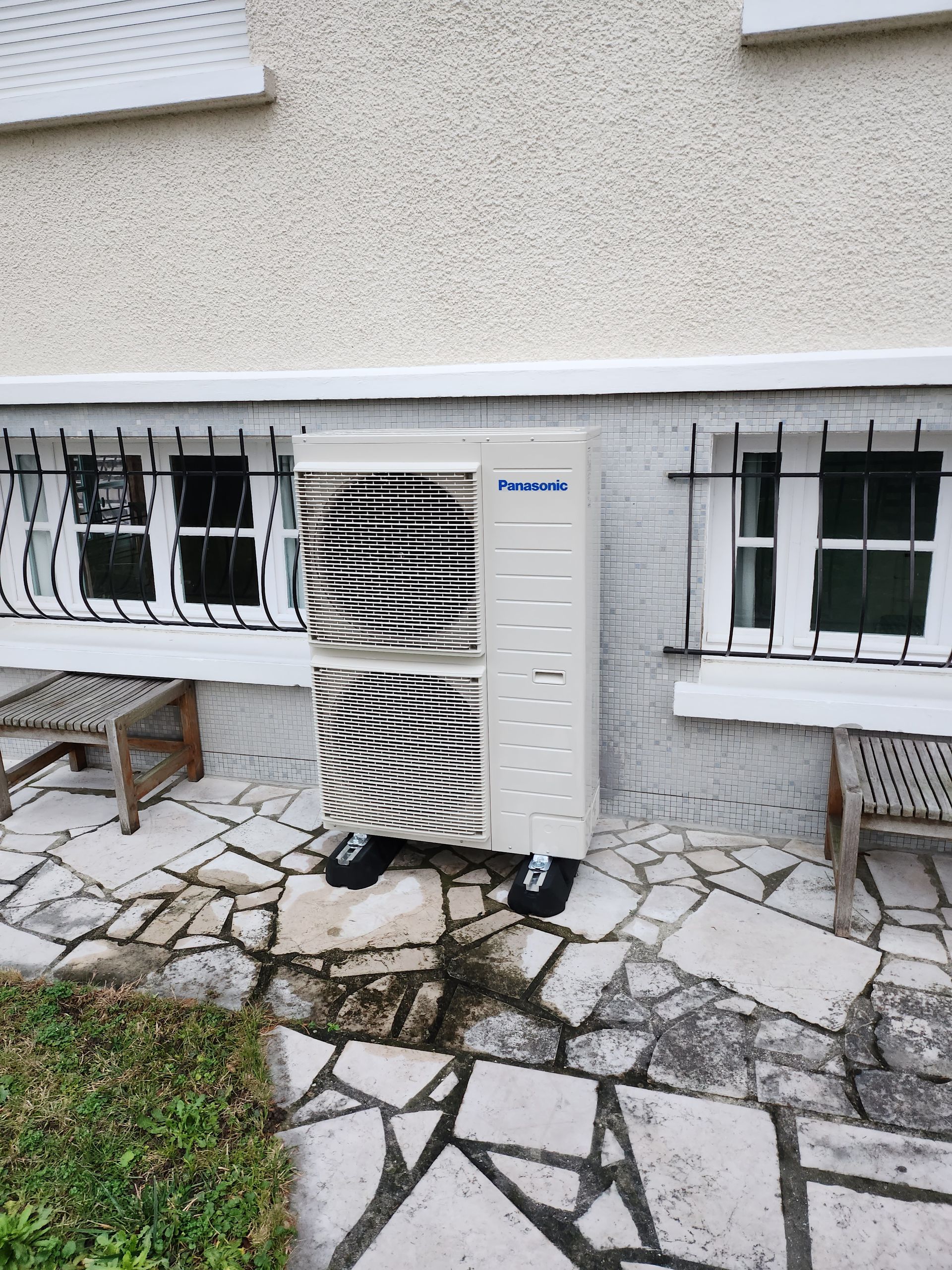 Une pièce avec des lumières.