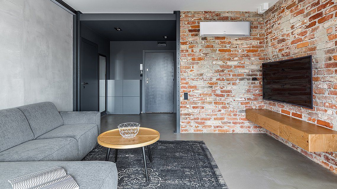 Une climatisation accrochée au mur d'une maison.