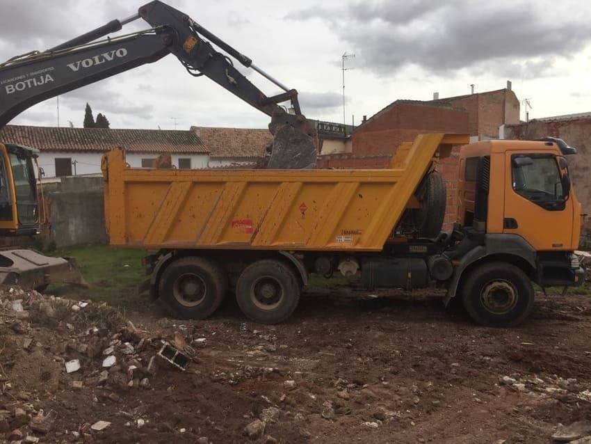 Un camión volquete Volvo se está cargando con tierra