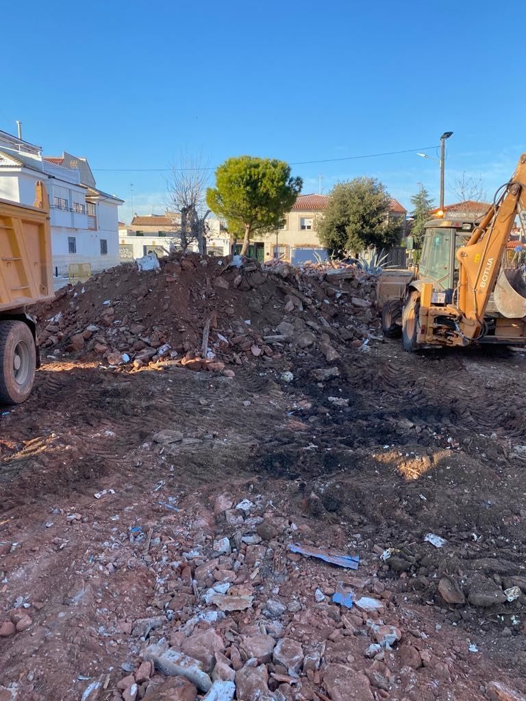 Se está cargando una gran pila de tierra en un camión volquete
