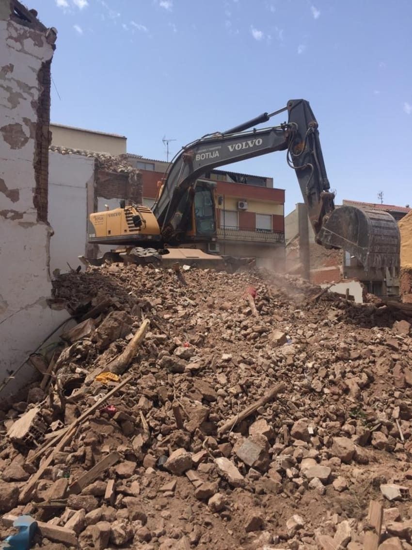 Una excavadora Volvo está demoliendo un edificio.