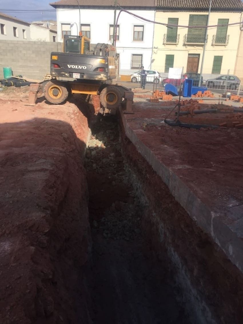 Una excavadora Volvo está cavando un hoyo en el suelo.