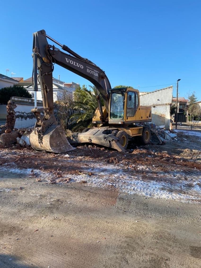 Una excavadora Volvo está trabajando en una obra de construcción.