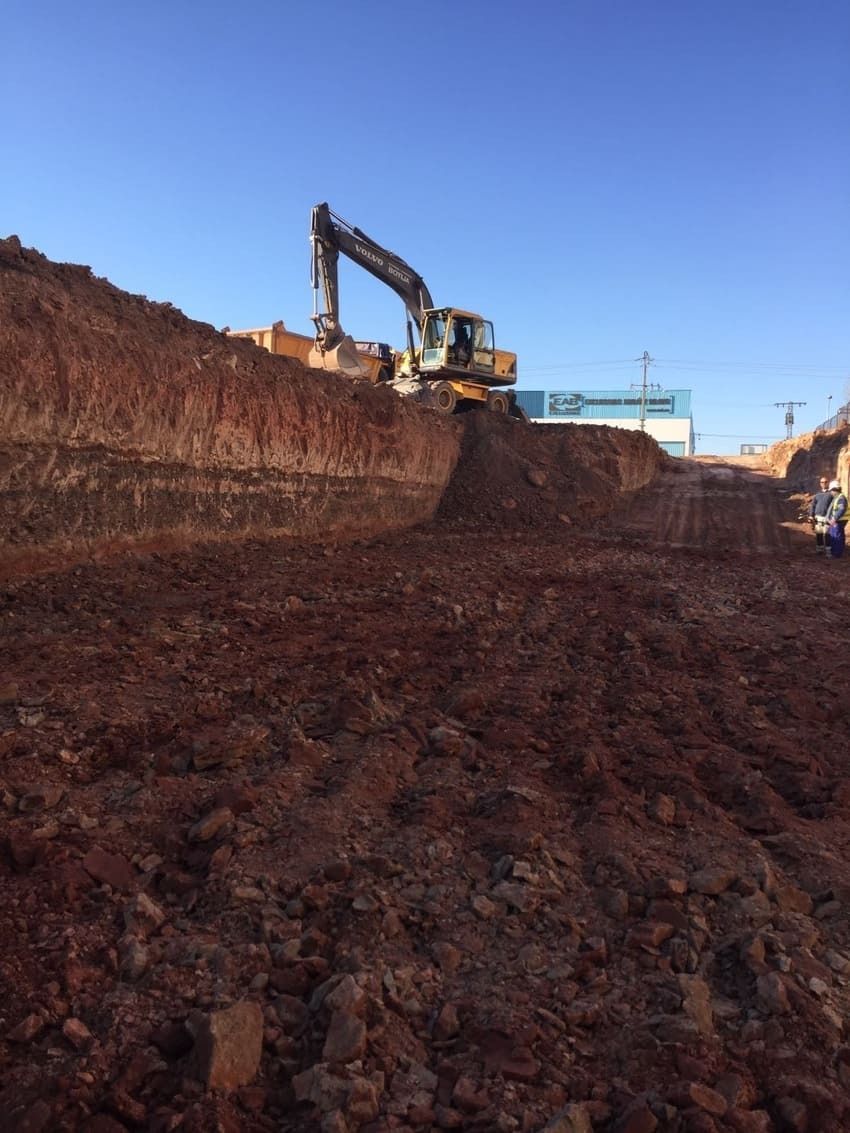 Una excavadora grande está trabajando en un montón de tierra.
