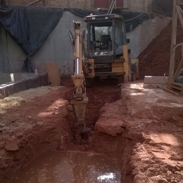 Una excavadora está cavando un hoyo en la tierra