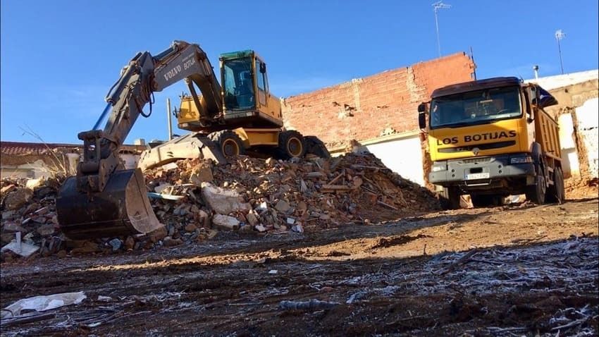 Un camión volquete amarillo con la palabra Gothams en el frente.