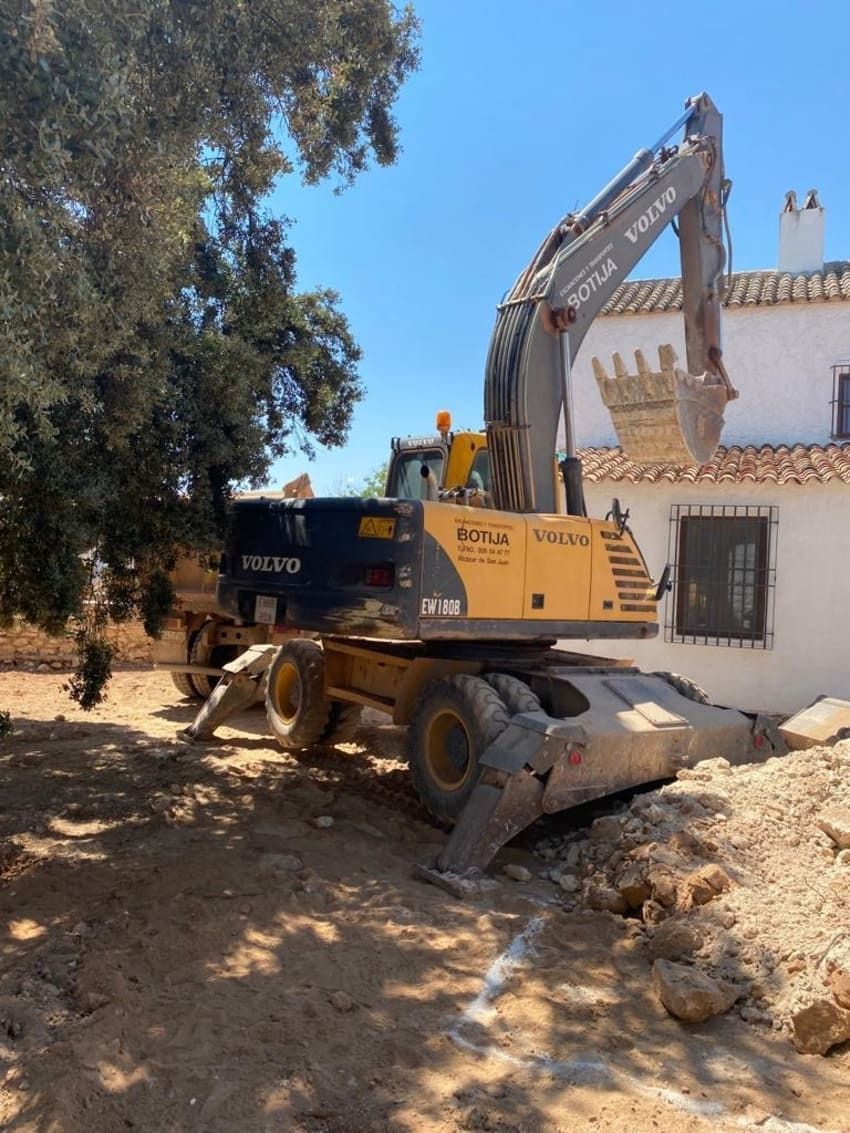 Se está utilizando una excavadora Volvo para demoler un edificio.