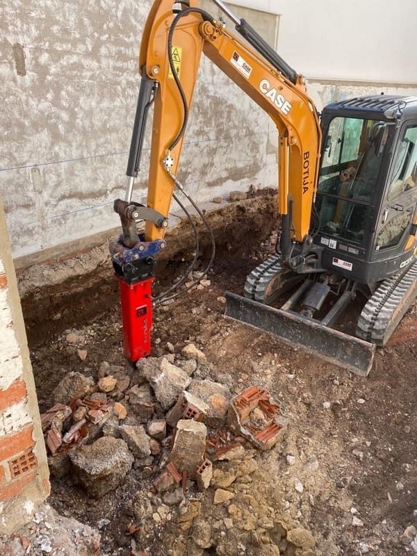 Una excavadora está trabajando en un sitio de construcción.
