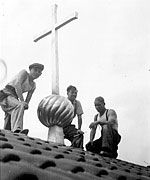 Männer auf dem Dach