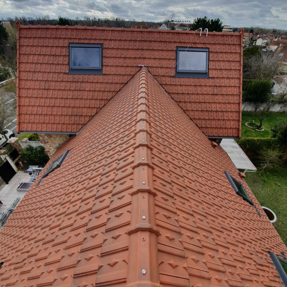 Grande toiture en deux parties.