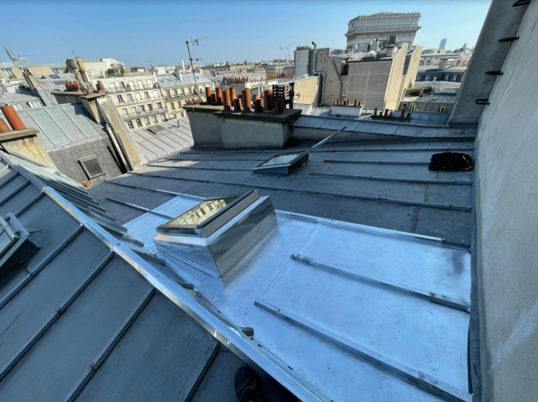 Toiture en zinc avec vue sur la ville.