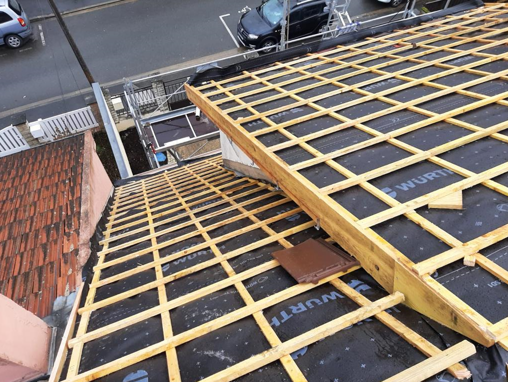 Toiture avec charpente refaite.