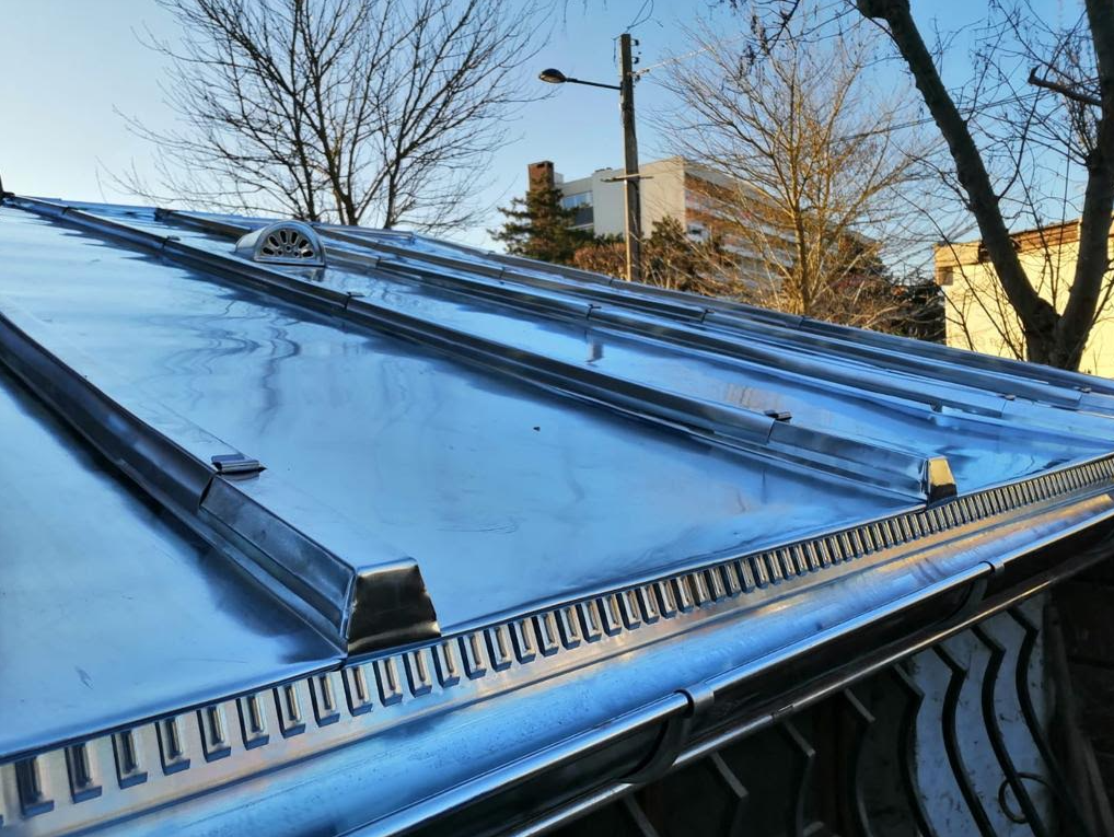 Grande toiture en zinc.