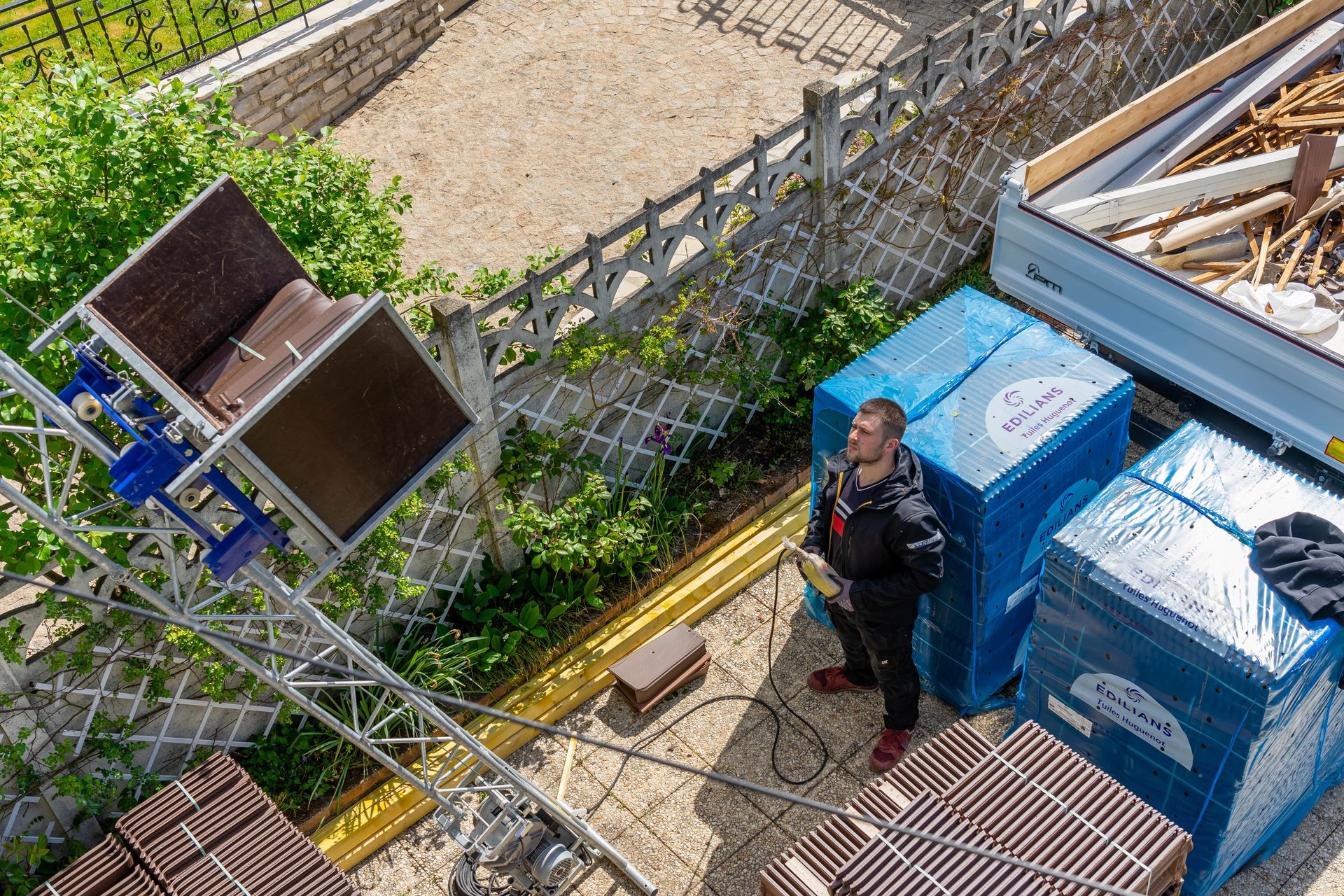 Monte-charge pour tuiles.