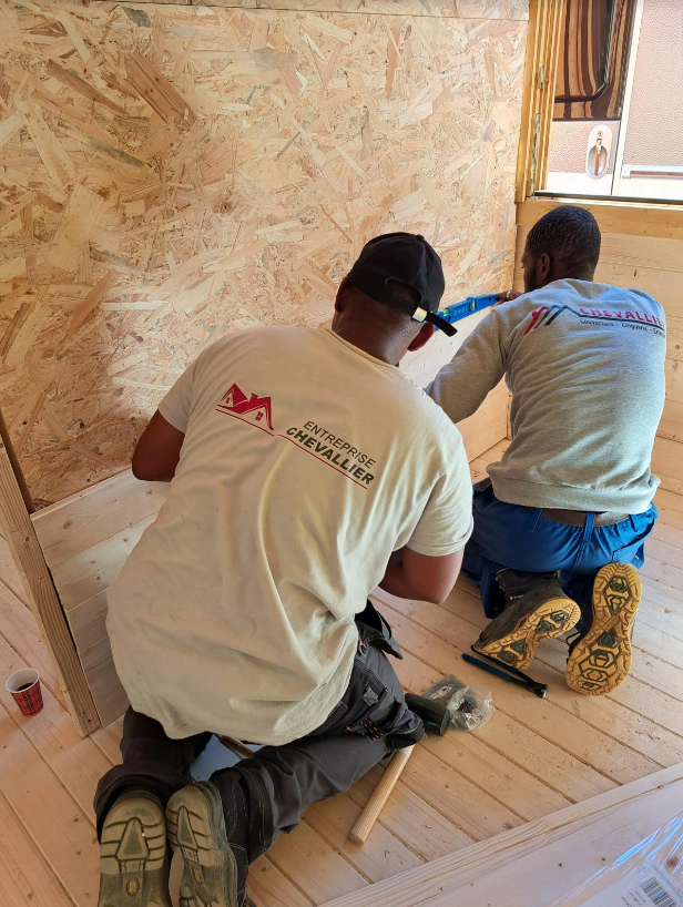 Deux employés de Chevallier Couverture sur un chantier.