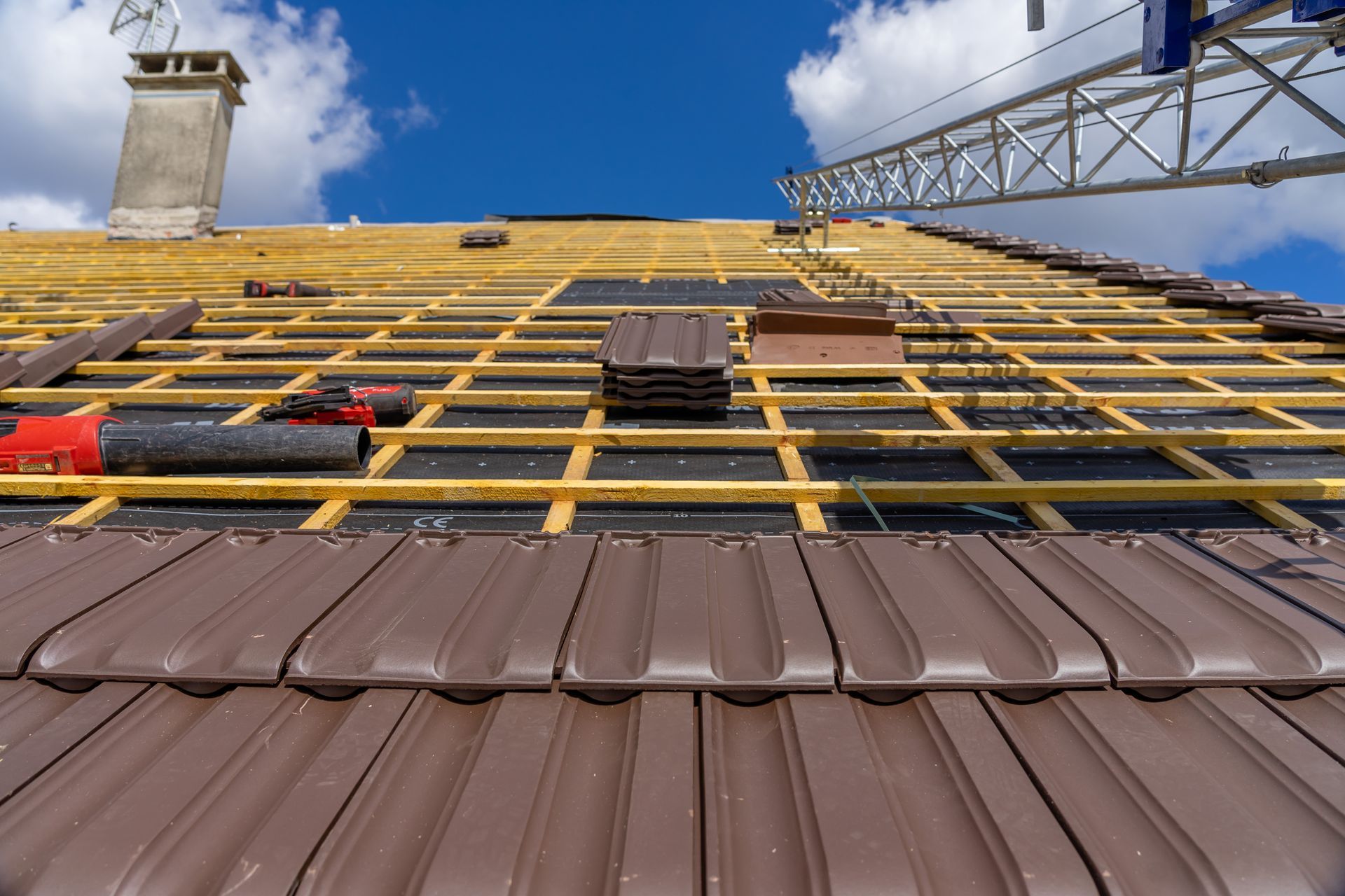 Tuiles en train d'être posées.