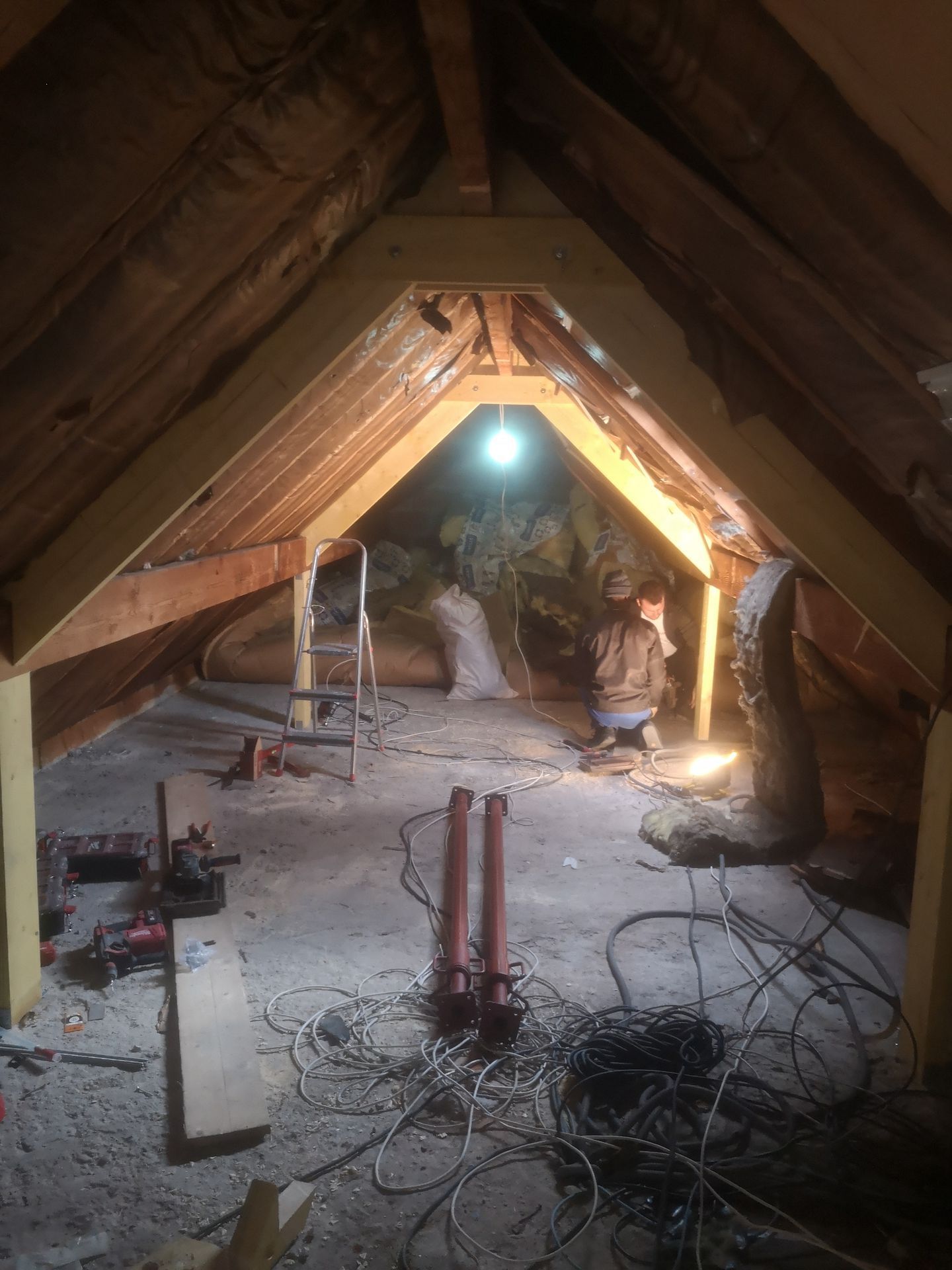 Tuiles en train d'être posées.