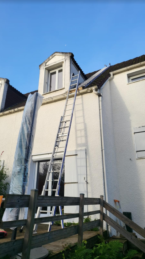 Une échelle posée sur une façade.