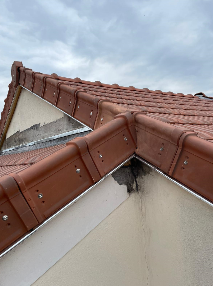 Zoom sur une jonction de toiture.