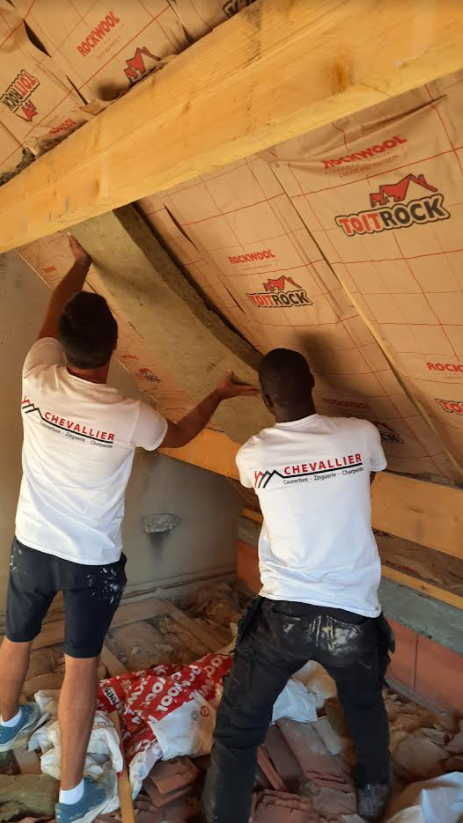 Pose d'isolant dans les combles.