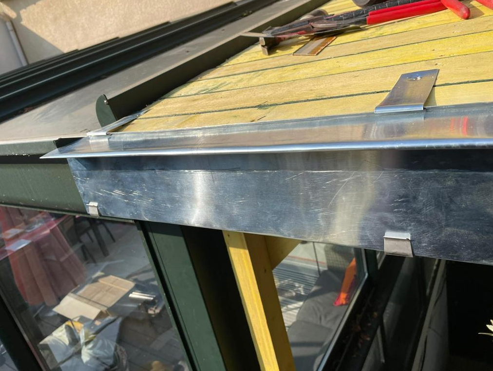 Gros plan sur une partie en zinc d'une toiture.