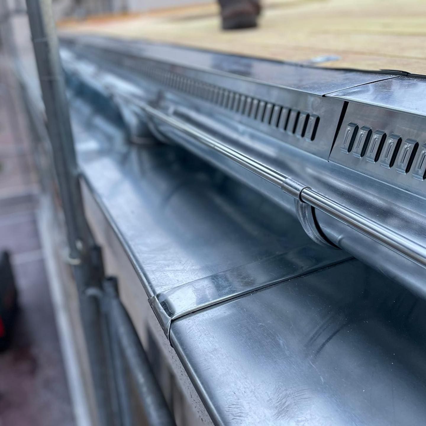 Gros plan sur une gouttière en zinc