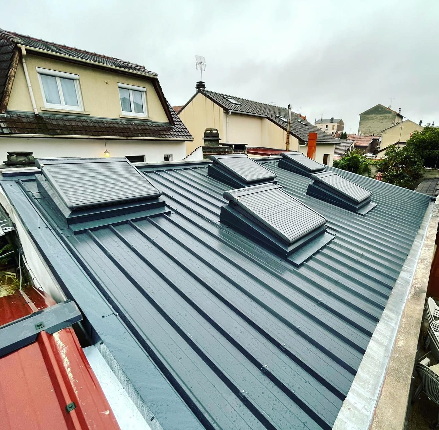 Cinq fenêtres de toit avec volets roulants